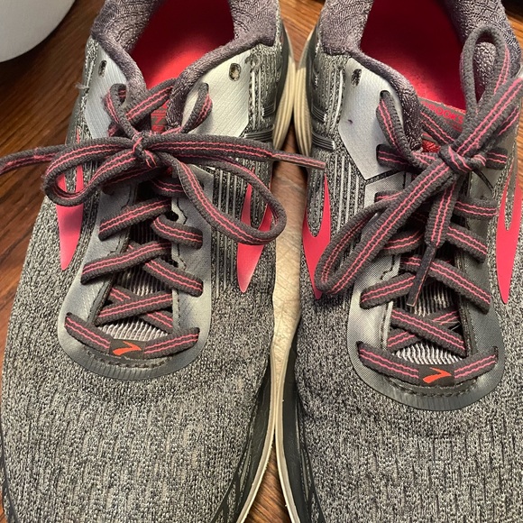 Brooks sneakers. - Picture 2 of 4